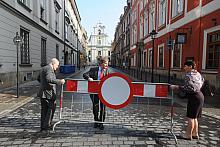 Prezydent Jacek Majchrowski osobiście wziął udział w usuwaniu znaku zakazu ruchu wszelkich pojazdów, który zamykał dostęp do uli