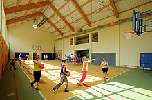 Świetnie wyposażona, nowoczesna sala gimnastyczna to wymarzone miejsce do gry i zabawy w gronie kolegów.