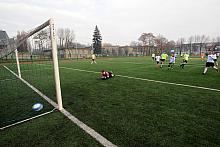 Największe, o wymiarach 85x53m, jest boisko do piłki nożnej. Nawierzchnia wykonana została ze sztucznej trawy.