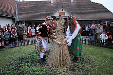 Święto Osadzania Chochoła tradycyjnie organizowane jest w rocznicę wesela Lucjana Rydla z roku 1900, które odbyło się właśnie w 