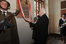 Tablicę upamiętniającą tych dwóch wybitnych Polaków odsłonił ostatni Prezydent RP na Uchodżstwie Ryszard Kaczorowski...