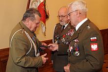 Weterani z 12 pułku piechoty Armii Krajowej wręczyli kapitanowi Andrzejowi Pakoszowi Medal tej jednostki, wsławionej między inny