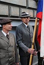 Był wśród nich poczet z flagą czechosłowacką. Jego członkowie przebrali się w stroje, jakie w roku 1939 nosili uchodźcy z, zajęt