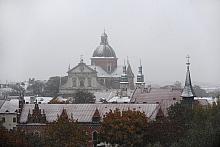 Schyłek złotej jesieni przyniósł w tym roku mgłę i śnieg. W takiej scenerii kościół św. św. Piotra i Pawła prezentuje się już zu