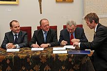Następnie przystąpiono do złożenia podpisów. Dokument podpisali: Jacek Majchrowski, Prezydent Miasta Krakowa, 
Leszek Zegzda, W