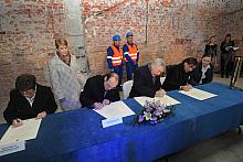 Podpisy pod dokumentem złożyli Prezydent Krakowa Jacek Majchrowski, Przewodnicząca Rady Miasta Krakowa Małgorzata Radwan-Ballada