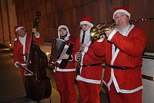 Świętego Mikołaja witała muzyką orkiestra złożona ze ... Świętych Mikołajów! I jednej Mikołajki.