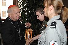 Światełko z Betlejem otrzymał również Ksiądz Kardynał Stanisław Dziwisz.