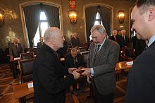 Krzyżem Oficerskim Orderu Odrodzenia Polski odznaczony został Pan Adam Zagajewski.