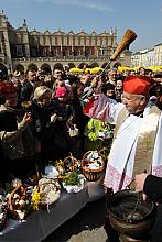 Wielkanocne święcenie pokarmów przed Bazyliką Mariacką