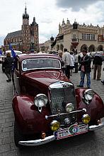 Konkurs elegancji zabytkowych samochodów na krakowskim Rynku