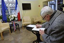 Wpisy do Księgi Kondolencyjnej w hołdzie ofiarom zamachów w Paryżu