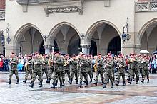 Pokaz musztry paradnej na Rynku Głównym w Krakowie