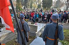98. rocznica wyzwolenia Krakowa spod władzy zaborczej - kwiaty na grobie Kpt. Antoniego Stawarza