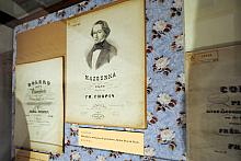 Wśród prezentowanych eksponatów znalazły się zabytkowe wydania dzieł Chopina.
