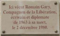 Tablica pamiątkowa poświęcona Romainowi Gary przy rue du Bac w Paryżu...