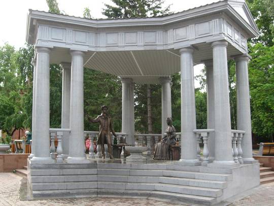 A. Puszkin i N. Gonczarowa - rotunda w Krasnojarsku