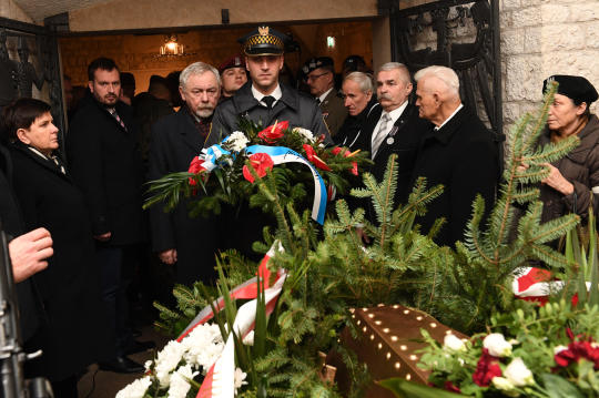 Złożenie kwiatów na sarkofagu Józefa Piłsudskiego w 151. rocznicę urodzin