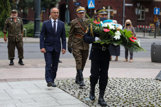 Kadrówka 2020 - Apel wieczorny i złożenie kwiatów pod pomnikiem Marszałka Piłsudskiego