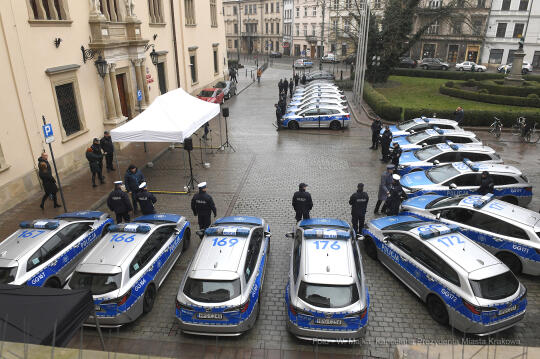 Przekazanie 21 nowych samochodów do użytku Komendy Miejskiej Policji w Krakowie