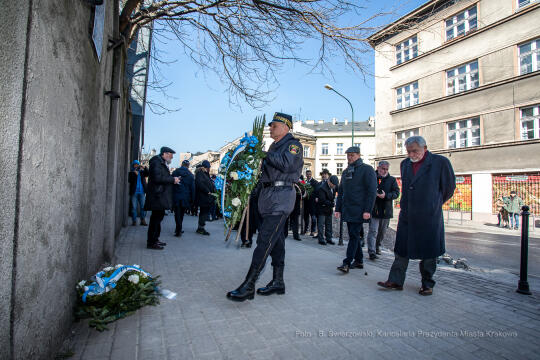 79. rocznica likwidacji getta krakowskiego – składanie kwiatów w miejscach pamięci