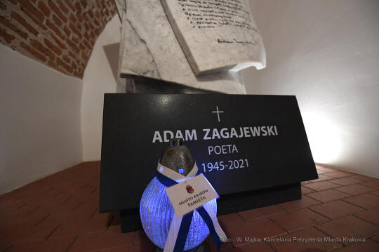 Kraków pamięta - złożenie znicza w pierwszą rocznicę śmierci Adama Zagajewskiego
