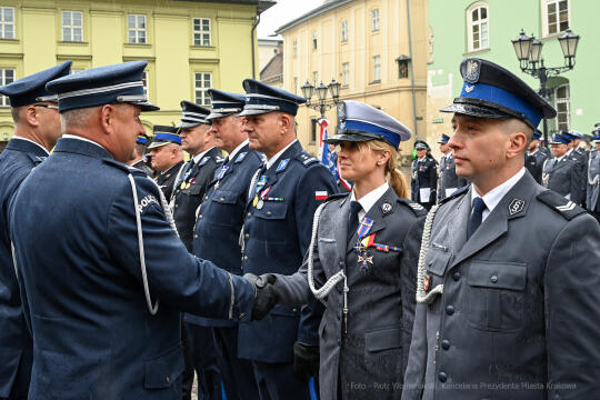 Uroczysty apel z okazji Święta Policji w Komendzie Miejskiej Policji w Krakowie – nadanie odznaczeń i awansów