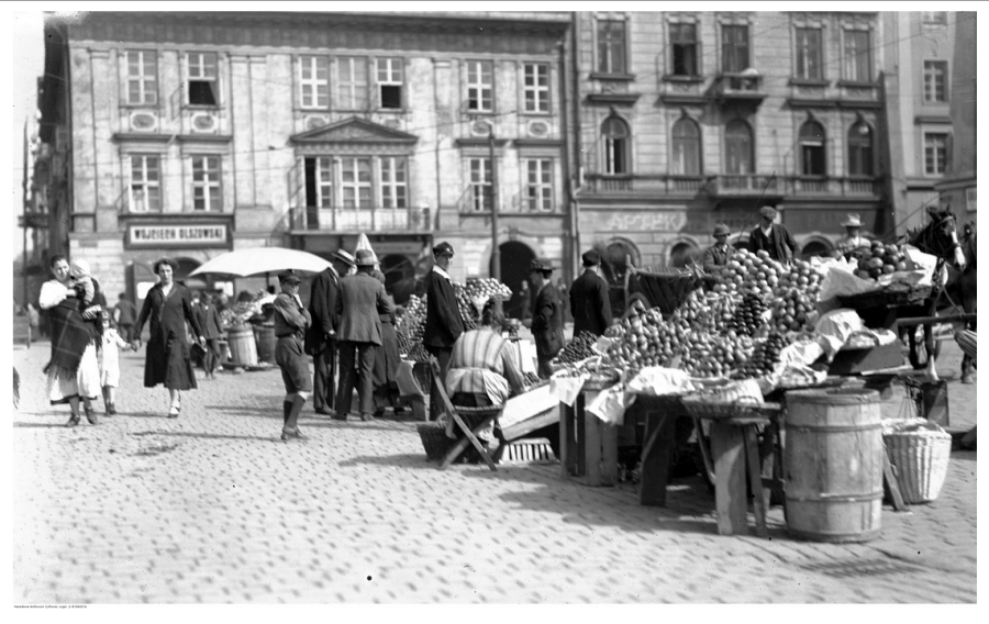 

Stragany z owocami i warzywami na Małym Rynku w Krakowie. NAC, sygnatura 1-G-5642-6