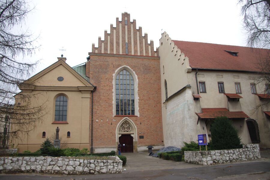 fasada Bazyliki oraz elewacja kaplicy i klasztoru po remoncie