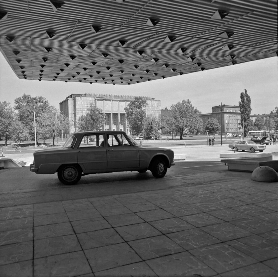 Hotel Cracovia, al. F. Focha 1, proj. Witold Ceckiewicz, 1965, fot. Henryk Hermanowicz, zbiory Muzeum Krakowa, MHK-8602-N-106