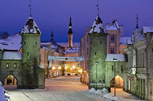 Estonia - miasto Tallin nocą, zimowy krajobraz z zabytkami