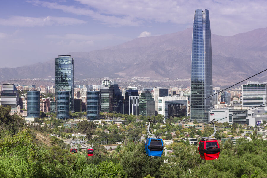 Santiago de Chile  - widok na nowoczesną metropolię położoną w kotlinie gór, miasto z wysoką zabudową 