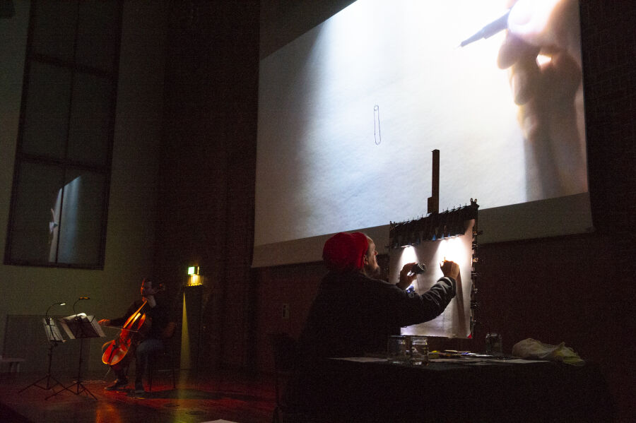 wydarzenie w ramach 16. Tygodnia Filmu Polskiego w Domu Krakowskim w Norymberdze. Muzyk gra na żywo na wiolonczeli na ekranie kinowym wyświetlany jest kadr rzutowany przez szkicującego artystę. 