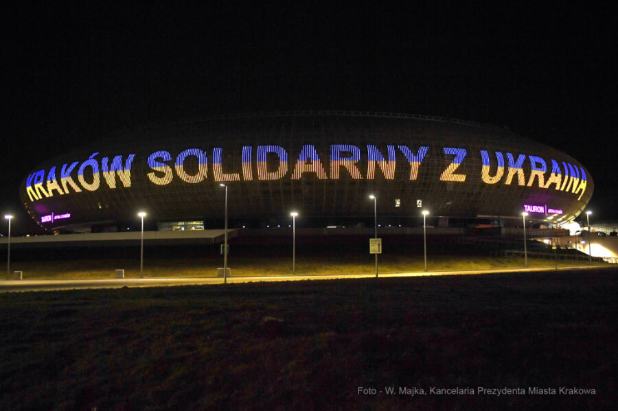 Kraków Solidarny z Ukrainą napis wyświetlony na ekranie led  TAURON Arena Kraków 24 lutego 2022 roku