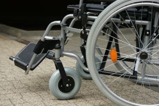 Zdjęcie przedstawia wózek inwalidzki 