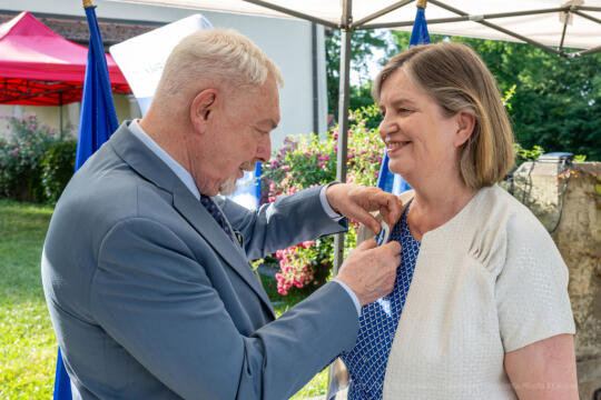 Le Maire Jacek Majchrowski a remis à la Consule générale un insigne Honoris Gratia