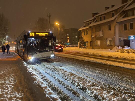 Śnieg nadal sypie – trudna sytuacja na drogach